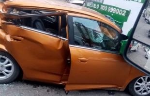 Toluca: Choca auto contra camión en Tollocan