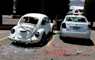 Normalistas vandalizan vehículos y oficinas del SEIEM en Toluca