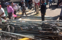 Arrojan deshechos frente a CFE en protesta por altos cobros