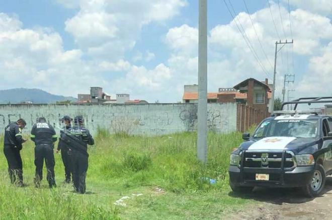 La víctima estaba en un lote baldío.