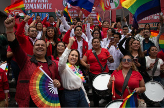 Cristina Ruiz Sandoval con activistas de diversidad, apoyando la inclusión