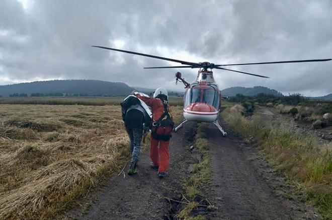 Se trasladó al hombre al hangar, donde fue llevado en una ambulancia de la Cruz Roja Toluca.