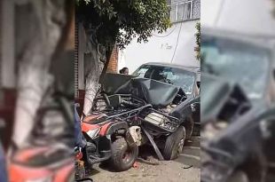 La camioneta tipo Pick Up perdió el control y chocó contra un poste, llevándose consigo dos motocicletas en su trayectoria.