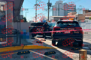 Personal de la Policía Municipal y paramédicos confirmaron su fallecimiento, mientras la Fiscalía del Estado de México realiza las diligencias correspondientes para esclarecer el caso.