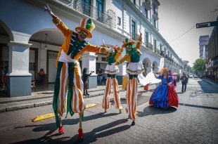 Al ritmo de la batucada y liderados por zanqueros, recorrieron diversas calles de Toluca hasta llegar al Teatro Universitario “Los Jaguares”.
