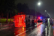 Autobús volcado en Paseo Tollocan