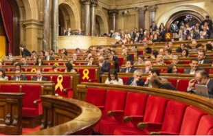 Parlamento catalán aprueba investidura de Puigdemont