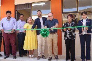 Manuel Vilchis corta el listón inaugural de las nuevas aulas del Telebachillerato 508, acompañado de docentes.