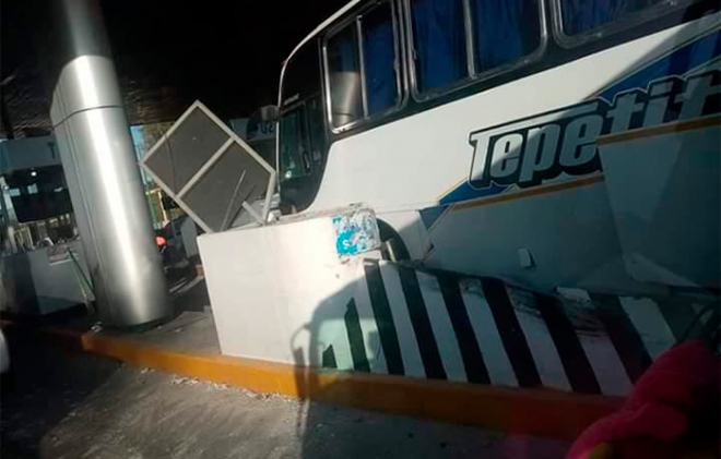 Choca autobús contra caseta de cobro en la Peñón-Texcoco