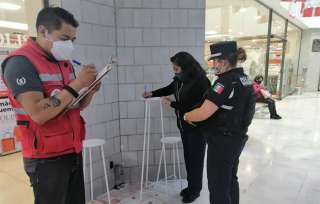 En el inicio del operativo se inspeccionaron negocios ubicados dentro de 10 plazas comerciales de la capital