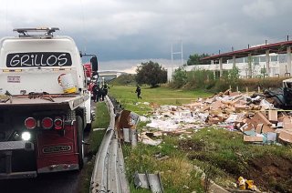 Un camión cargado con papel y cartón volcó en la autopista México-Tulancingo durante un presunto intento de asalto contra transportistas.