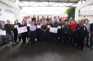 Bomberos de Ecatepec fueron reconocidos por su trayectoria y servicio durante la celebración del 50 aniversario de la corporación.