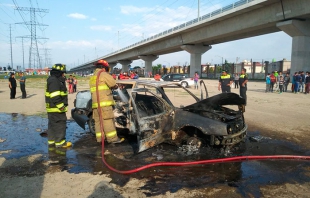 Extinguen Bomberos de Toluca incendio de vehículo en Santa Ana Tlapaltitlán
