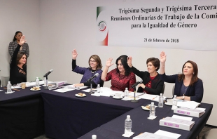 Entregan reconocimiento “Elvia Carrillo Puerto” a María Elena Chapa