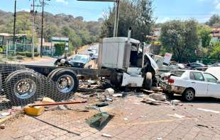 Los paramédicos informaron que en el aparatoso accidente también estuvo involucrada una pipa de agua privada y vehículos particulares