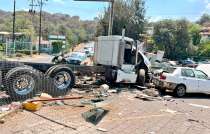 Los paramédicos informaron que en el aparatoso accidente también estuvo involucrada una pipa de agua privada y vehículos particulares