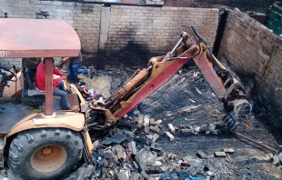 Continúan labores de limpieza por incendio en vivienda en Toluca