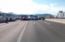 Bloquean vecinos la México-Puebla en Valle de Chalco; piden agua