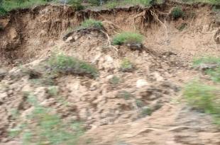 Habitantes indican que incluso la tierra y el lodo llegan hasta la vialidad en la canaleta, a un costado de la vía rápida.