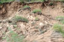 Habitantes indican que incluso la tierra y el lodo llegan hasta la vialidad en la canaleta, a un costado de la vía rápida.