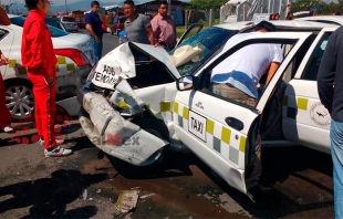 Chocan taxis en Temoaya: fallece chofer y pasajeros resultan lesionados