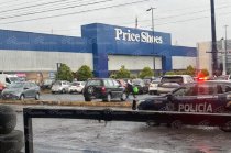 Paramédicos acudieron a una tienda Price Shoes en Toluca para atender a un hombre que se desvaneció mientras realizaba compras.