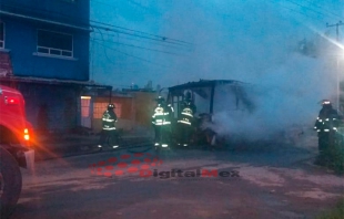 #Toluca: se calcina autobús de Urbana en Totoltepec