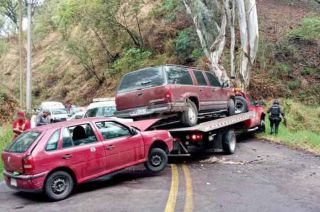 Dos menores de edad, de 8 y 11 años, fueron trasladados a un hospital para recibir atención médica.