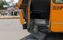 Ferrocarril impacta autobús escolar con 30 niños a bordo, en Ecatepec