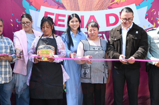 Carmen Albarrán Gabriel, junto a autoridades estatales, artesanas y artesanos, durante la inauguración de la Feria de la Nieve 2026 en Donato Guerra.