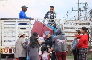 Colchonetas, catres, cobijas y despensas fueron entregados por el gobierno de Ecatepec a familias afectadas por el incendio de locales de fabricación de muebles de madera.