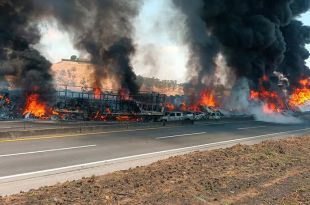 Arden automóviles tras carambola en Jalisco