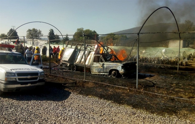 Arde camioneta en Otumba; encuentran un cadáver dentro