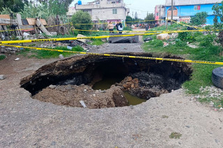 #Video: Socavón amenaza viviendas en #ValleDeChalco