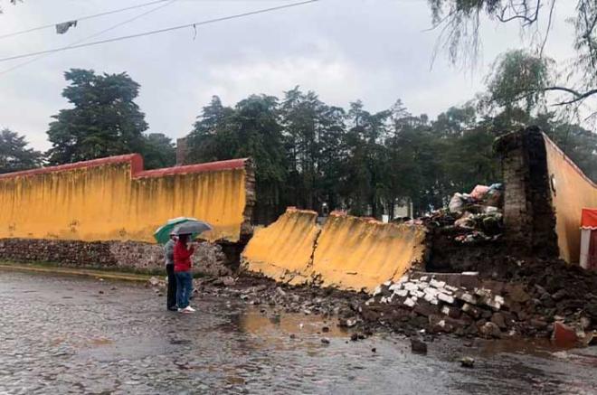 Colapsa barda de la Parroquia de San Miguel Arcángel en #Zinacantepec