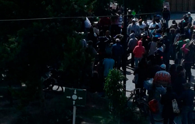 Priistas balean auto de candidato de Morena en Atenco y hacen desmanes