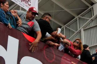 El grupo de alborotadores estaba compuesto por exmiembros del PRD, liderados por Octavio Martínez Vargas, exdiputado del PRD.