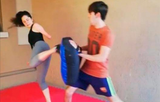 Atleta del parataekwondo entrena en la cochera de su casa