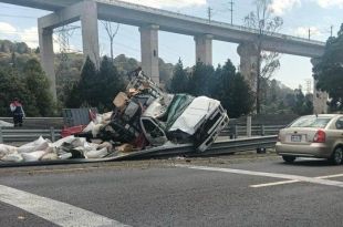 Las autoridades ya se encuentran en el lugar abanderando la zona en dirección a la capital mexiquense.