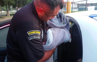 Policías auxilian a mujer a dar a luz en su auto, en #Texcoco
