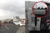 Camioneta de transporte público que volcó en la autopista México-Pachuca