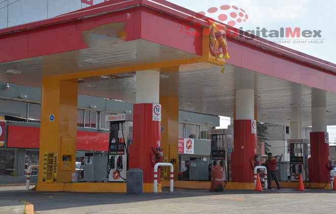 Abren 118 gasolineras que racionarán a 10 litros por auto, en Valle de Toluca
