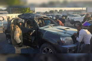 Bomberos arribaron al sitio tras la explosión de la camioneta en Tecámac, donde dos hombres perdieron la vida.