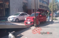 #Video: Auto impacta lámpara y la derriba en centro de #Toluca