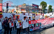 Bloquean calle Morelos en Toluca: Exigen apoyo para localizar a Edgar Villalva