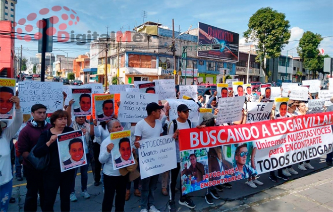 Bloquean calle Morelos en Toluca: Exigen apoyo para localizar a Edgar Villalva
