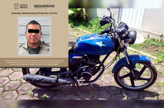El detenido, junto con la motocicleta y la pistola de balines, fue presentado ante la Agencia del Ministerio Público.