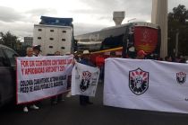Paralizan extrabajadores de la CFE la México-Querétaro
