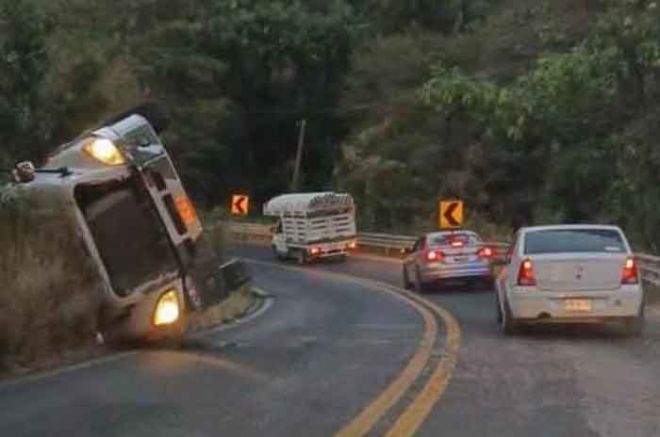 La policía abanderó la zona mientras comenzaban las maniobras para retirar el tráiler.