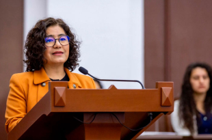 Durante la conmemoración, autoridades universitarias develaron una placa por el aniversario y reconocieron la trayectoria de docentes y personal que han contribuido al desarrollo del espacio académico.